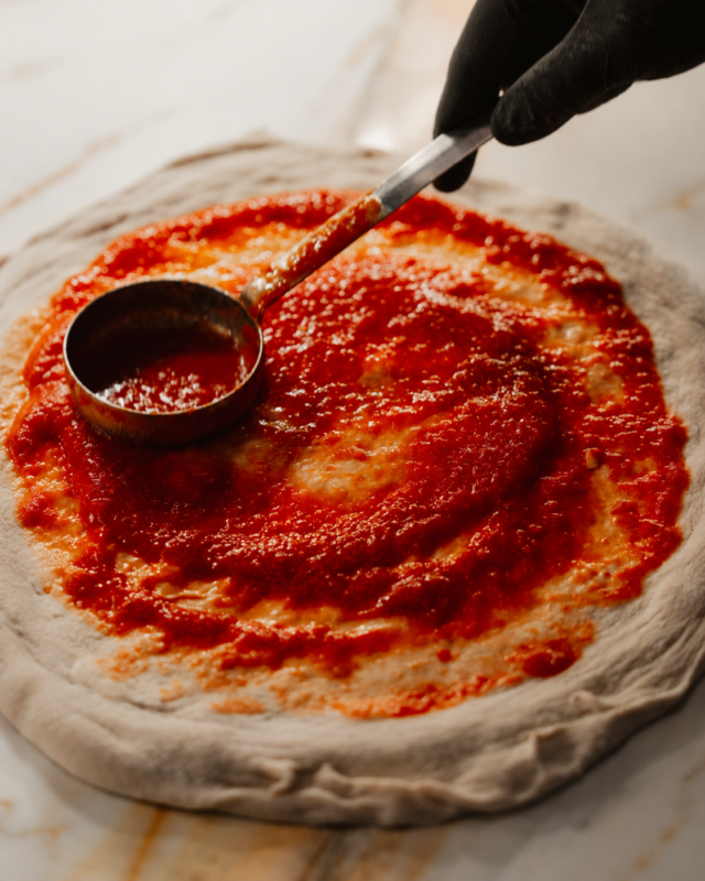 stesura della pizza da pizzeria celsius a lecce